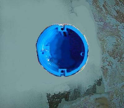 Puszka musi być zamontowana na r&oacute;wni z powierzchnią otynkowanej ściany.