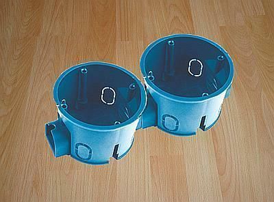 Puszki rozdzielcze posiadają dodatkowe miejsce na przechodzące kable, kt&oacute;re łącząc kilka puszek tworzą swoisty kanał