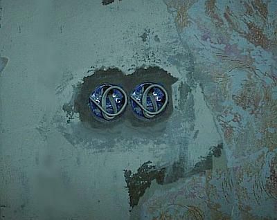 Wywiercone otwory w ścianie naniesione masą gipsową.