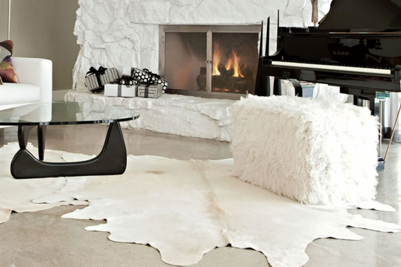 Przykład kominka pomalowanego na biały kolor