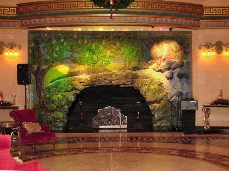 Reliefem i malowidło na kominku