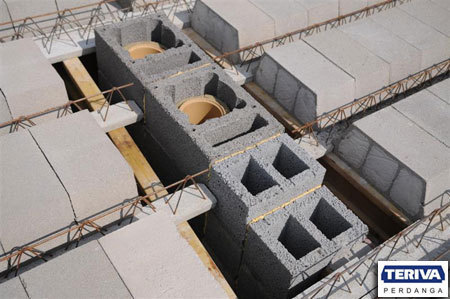 Bloczki są specjalnie zabezpieczone by w puste miejsca nie trafił beton