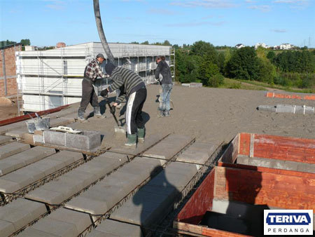 Zalewanie betonem przygotowanej konstrukcj