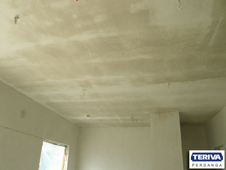 Zatynkowany sufit z wcześniej poprowadzoną instalacją