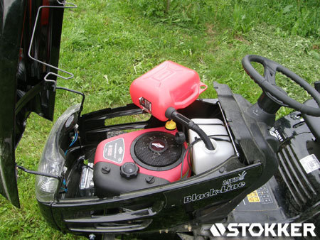 Napełnianie zbiornika paliwem w traktoro-kosiarce