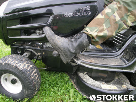 Przy wciśnietym sprzęgle traktor się zatrzymuje