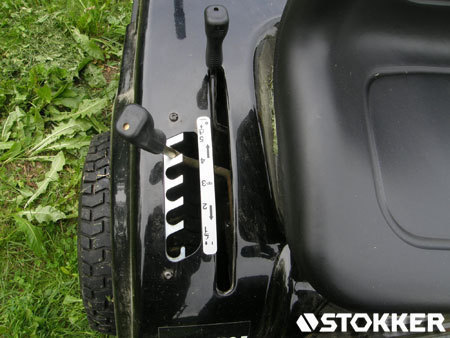 Z prawej strony system regulacji wykoszeniasokości