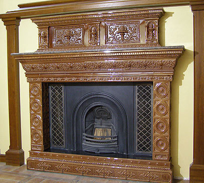 Kominek, przyozdobiony glazurowanymi kaflami Kominek, przyozdobiony glazurowanymi kaflami