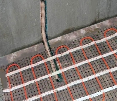 Czujnik w podłodze musi znaleźć się między kablami grzejącymi, jednak nie może ich przecinać ani dotykać