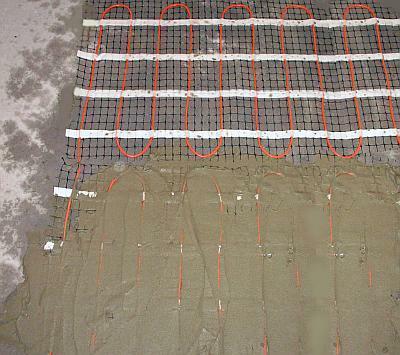 Zamiast warstwy grubej zaprawy, dwu-przewodnikową matę grzejną można od razu pokryć klejem do płytek