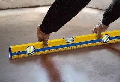 Mierzy się r&oacute;wność podłogi i potrzebne odległości