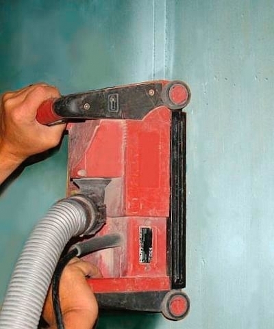 W podłodze i ścianie wycina się wyżłobinie