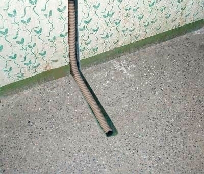 W wyżłobieniu umieszcza się czujnik temperatury w gofrowanym przewodzie