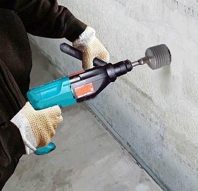 Wycina się wnękę na zamontowanie puszki regulatora temperatury