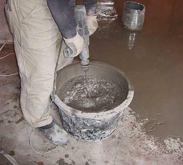 Zar&oacute;wno zaprawę, jak też klej trzeba dobrze wymieszać