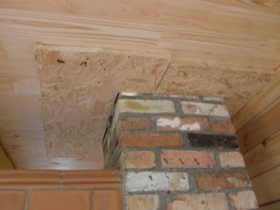 Na około komina robi się skrzynkę na piankę montażową