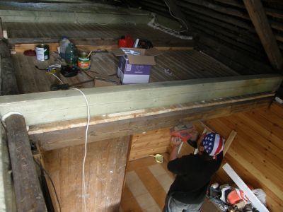 Niepomalowane belki są szlifowane a następnie lakierowane