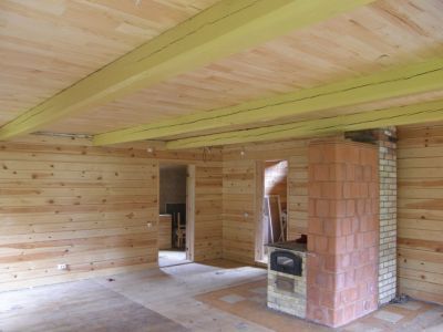 Przemalowane stare belki sufitowe