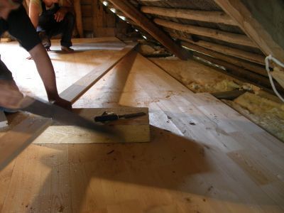 Układamy deski drewniane