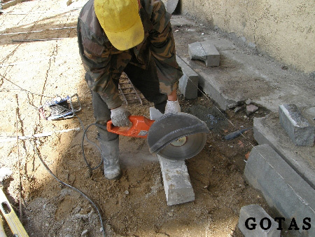 Obcinanie krawężników. Obcinanie krawężników.