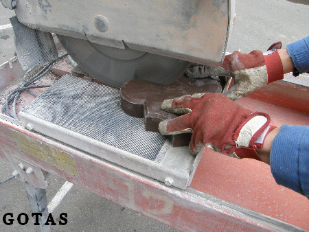 Tniemy betonową kostkę. Tniemy betonową kostkę.