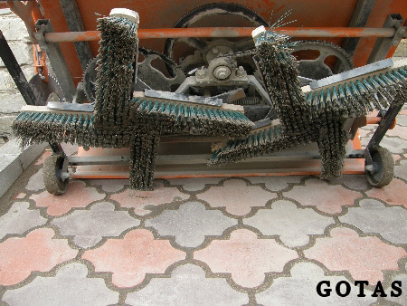 Urządzenie wcierające cement miedzy kostkami. Urządzenie wcierające cement miedzy kostkami.