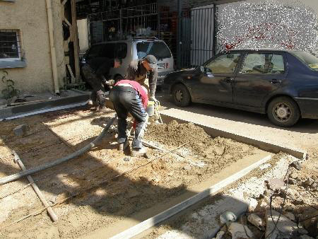 Wylewanie mieszanki cementowo-żwirowej Wylewanie mieszanki cementowo-żwirowej