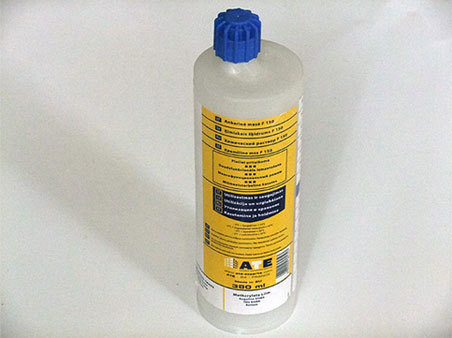 Mocowanie metalu z podłożem mineralnym używa się dwuskładnikowej specjalnej masy