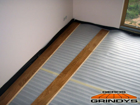 Drugi rząd połączonych ze sobą desek