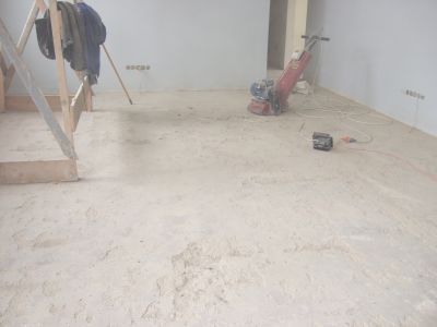 Usunięte zużyte warstwy podłogi Usunięte zużyte warstwy podłogi