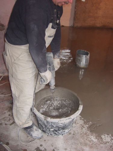 W wiadrze mieszamy wylewkę samopoziomującą W wiadrze mieszamy wylewkę samopoziomującą