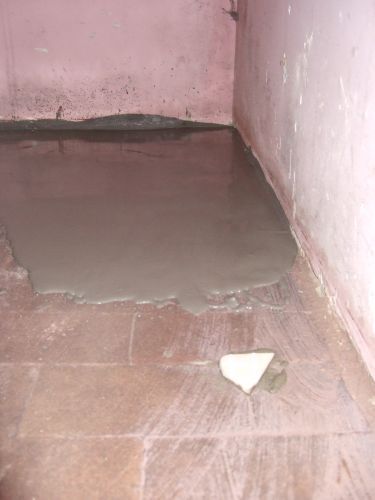 Wylewkę wylewamy na pokrytą gruntem podłogę do poziomu znacznika Wylewkę wylewamy na pokrytą gruntem podłogę do poziomu znacznika