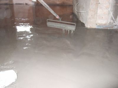 Wylewkę wyrównuje się za pomocą specjalnego narzędzia odpowietrzającego Wylewkę wyrównuje się za pomocą specjalnego narzędzia odpowietrzającego