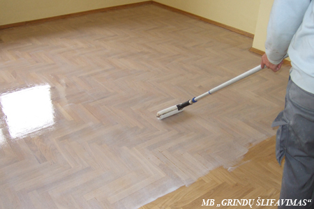 Lakieowanie parkietu