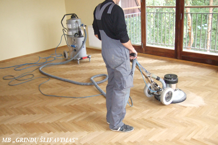 Polerowanie podłogi tarczową maszyną do polerowania podł&oacute;g.