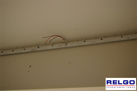 Aluminiowy profil z przyklejoną taśmą LED