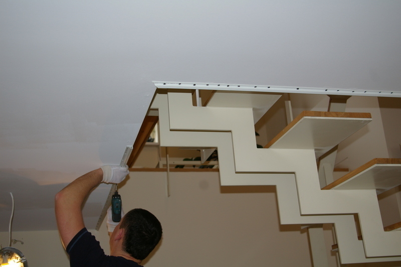 Montaż profilu nośnego wok&oacute;ł otworu na schody