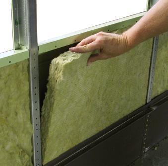 W luki w szkielecie wkłada się watę mineralną