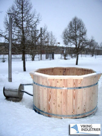 Beczka wodna z piecykiem na zewnątrz