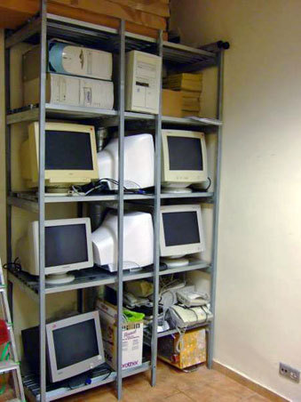 Metalowe regały ścienne