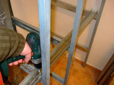 Profile należy położyć do g&oacute;ry nogami