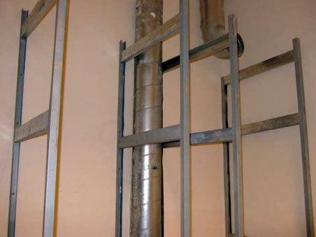 Przymocowywać konstrukcję zaczynamy od dołu