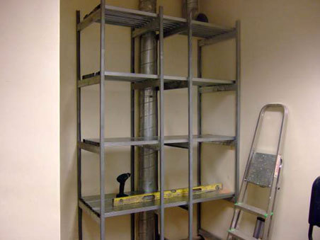 W pomieszczeniu i na dodatek przysłaniamy rury