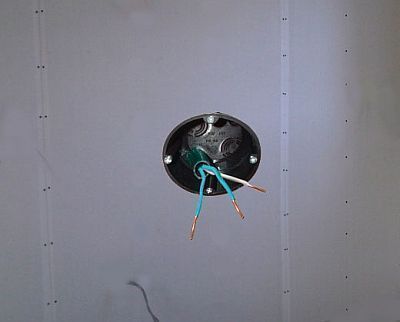 Montaż skrzynki urządzeń elektrycznych w ścianie kartonowo-gipsowych