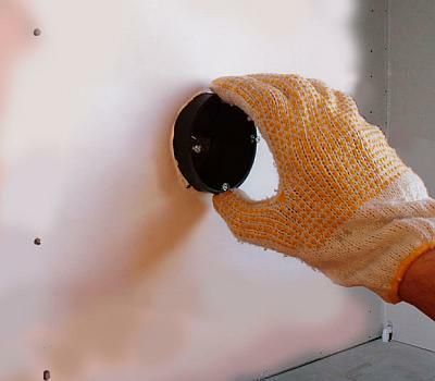 Do wyciętego otworu jest wstawiana skrzynka