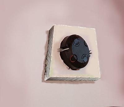 Dodatkowy skrawek gipsowego kartonu pod uchwytami wzmacnia umocnienie przykręconej skrzynki i pomaga uniknąć niechcianego wyrwania skrzynki ze ściany