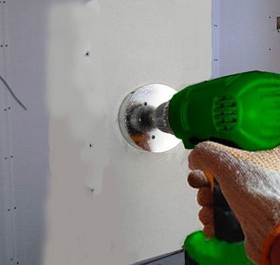 Chcąc uniknąć kłopotu z ręczną piłą, otw&oacute;r można wyciąć z wiertarką z okrągłą frezarką w ciągu kilku sekund