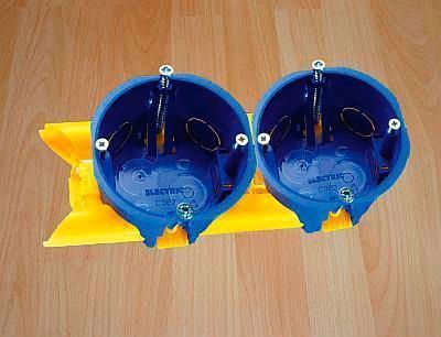 Plastikowy uchwyt-łącznik, przez kt&oacute;ry można ciągnąć kable