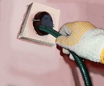 Przew&oacute;d ze ściany jest wstawiany w skrzynkę