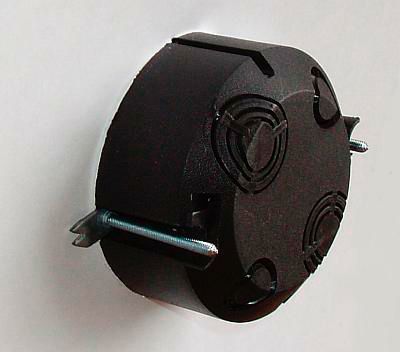 Uchwyty z gwintami opierają się o druga stronę płyty kartonowo-gipsowej i przytrzymują skrzynkę